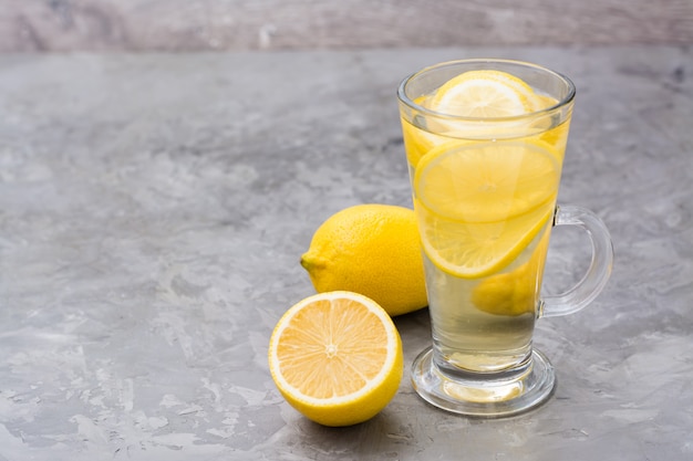 Bebida refrescante de limão em cima da mesa. Medicina alternativa, tratamento com remédios populares.