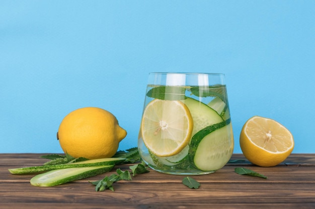 Bebida refrescante de limões e pepinos com hortelã em uma mesa de madeira