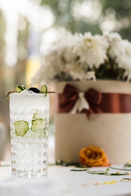 Bebida refrescante de pepino pela manhã