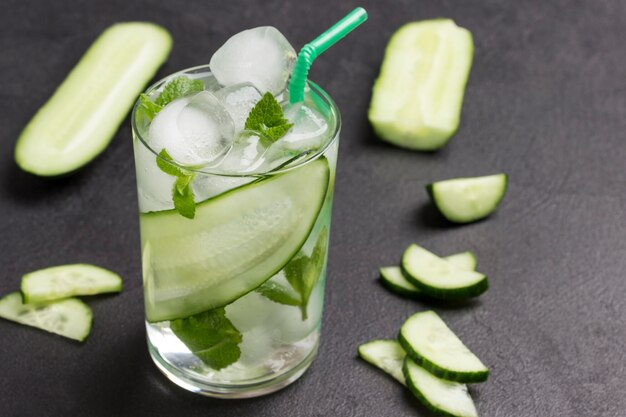 Bebida refrescante de verão com gelo e rodelas de pepino. Menta e pepino picado