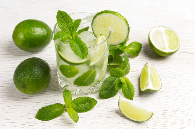 Bebida refrescante de verão com gelo, limão e hortelã. Bebida não alcoólica.