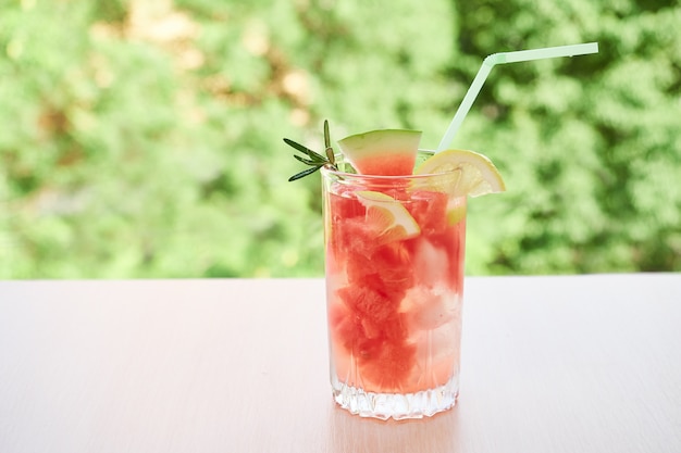 Bebida refrescante de verão com gelo, rodelas de melancia, limão. Horário de verão, bebida de verão