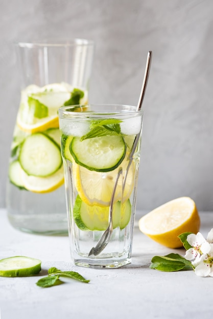 Bebida refrescante de verão com limão, pepino fresco e hortelã