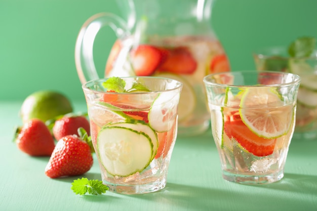 Bebida refrescante de verão com limão pepino morango na jarra e copos
