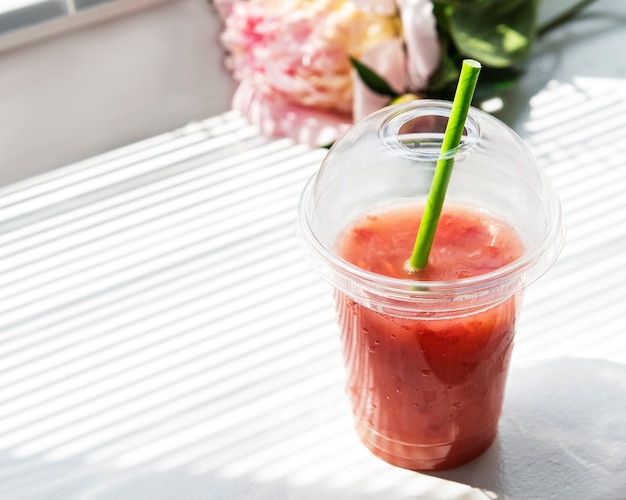 Bebida refrescante de verão com morango