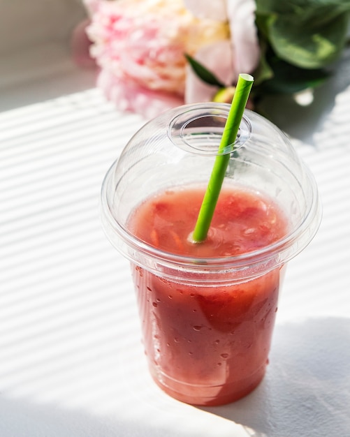 Bebida refrescante de verão com morango