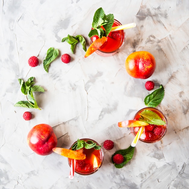 Bebida refrescante de verão leve com frutas e bagas - sangria com folhas de hortelã