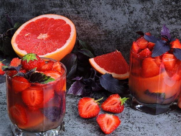 Bebida refrescante de desintoxicación para bajar de peso con fresas, pomelo y albahaca azul.