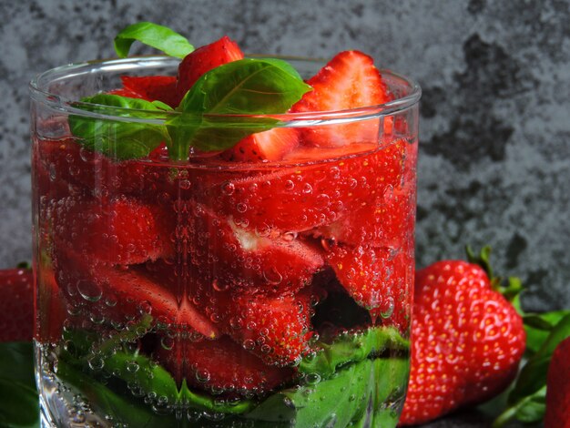 Bebida refrescante de desintoxicación con fresas y albahaca.