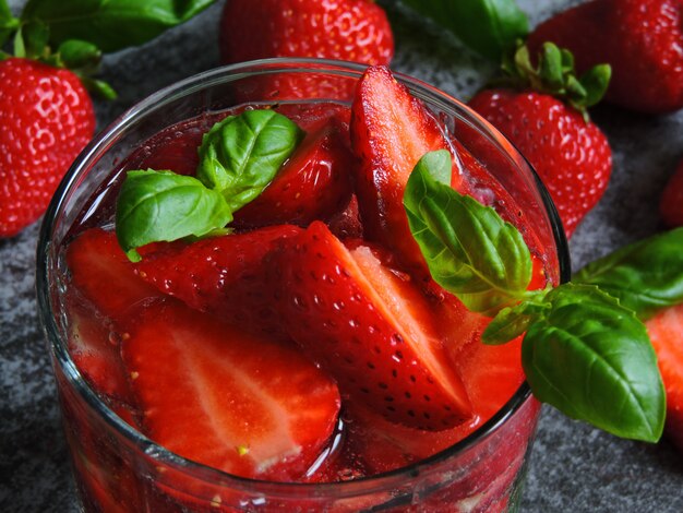 Bebida refrescante de desintoxicación con fresas y albahaca.