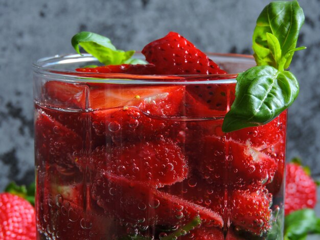 Bebida refrescante de desintoxicación con fresas y albahaca.