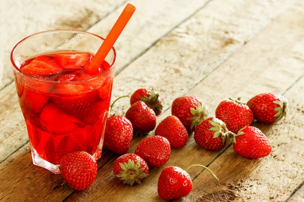 Bebida refrescante con fresa