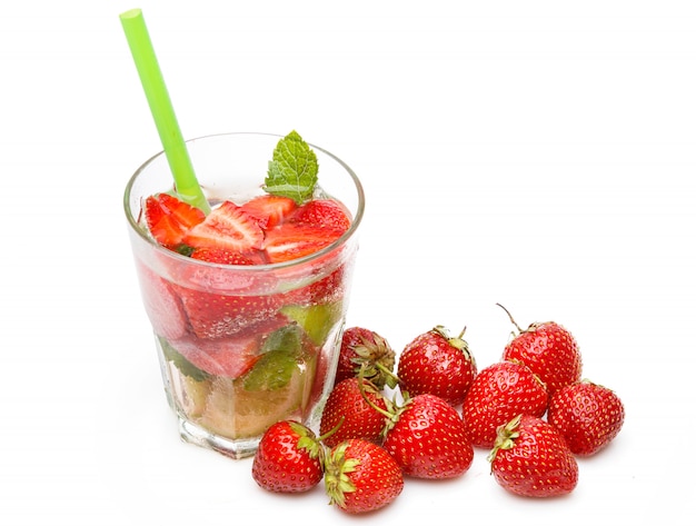 Bebida refrescante con fresas