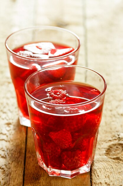 Bebida refrescante con frutas del bosque