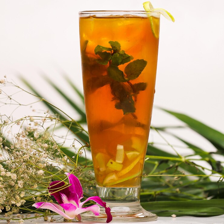 Bebida refrescante de limón y menta