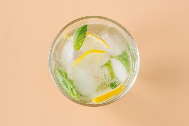 Bebida refrescante de limonada de albahaca para el verano