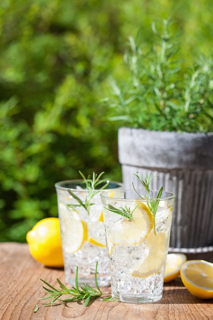 Bebida refrescante de limonada con romero en copas