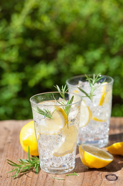 Bebida refrescante de limonada con romero en copas