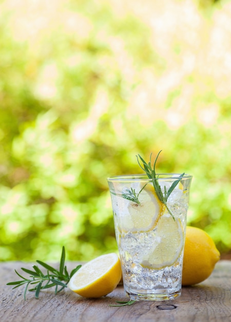 Bebida refrescante de limonada con romero en vaso