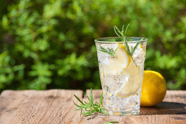 Bebida refrescante de limonada con romero en vaso