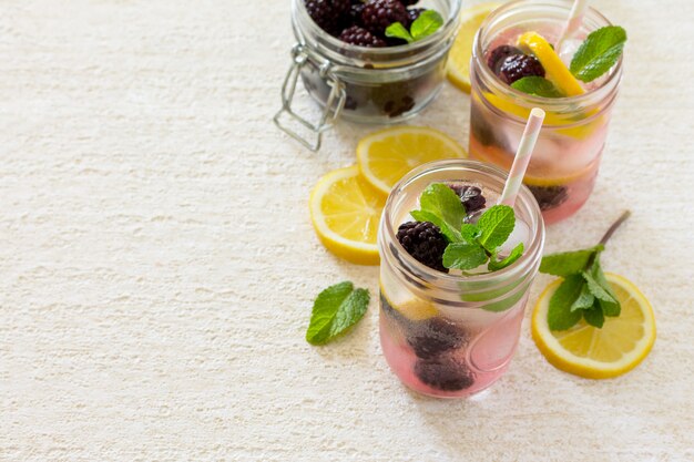 Bebida refrescante con moras, limón y menta