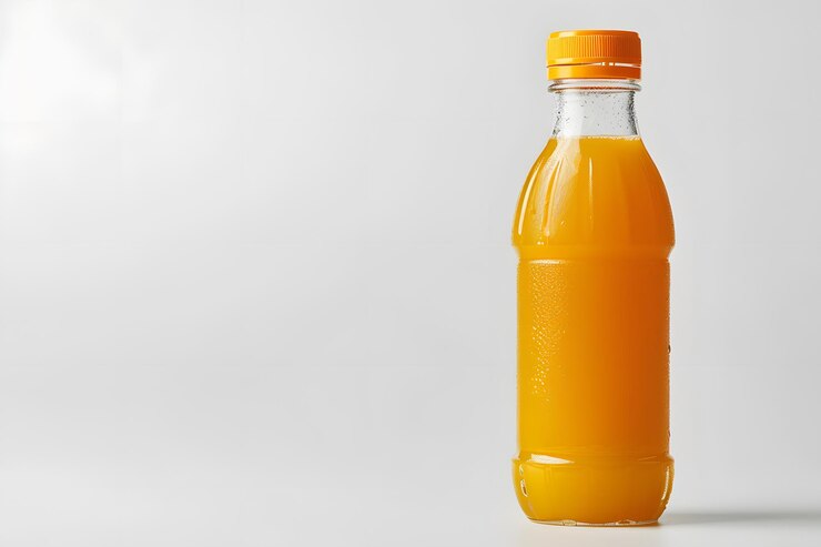 Bebida refrescante de naranja en una botella transparente