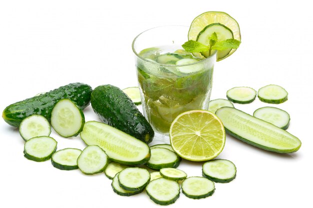 Bebida refrescante con pepino, lima y menta