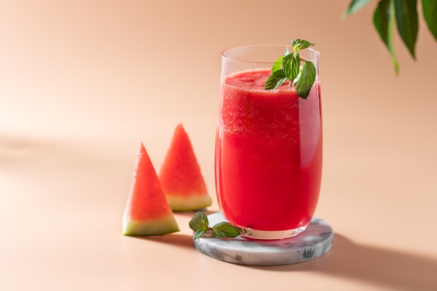 Bebida refrescante de sandía con menta