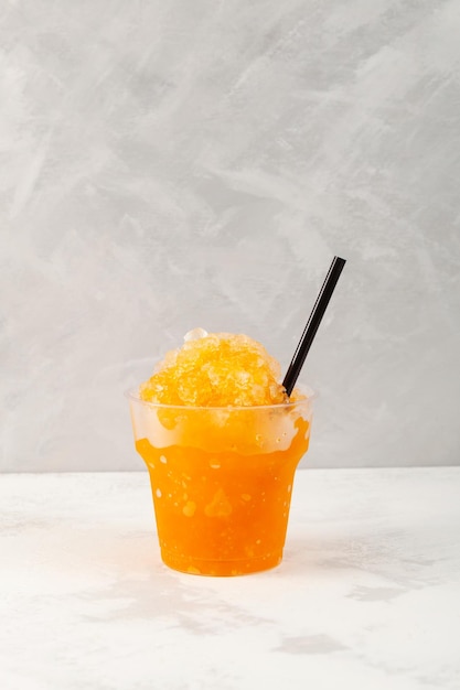 Bebida refrescante Slushie em copo plástico descartável Orange Granizado Summer ice drink