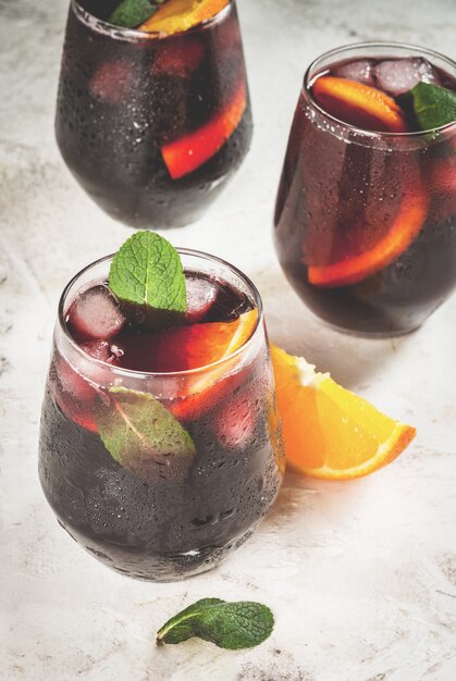 Foto bebida refrescante tradicional española de verano tinto de verano. con vino helado y trozos de naranja fresca