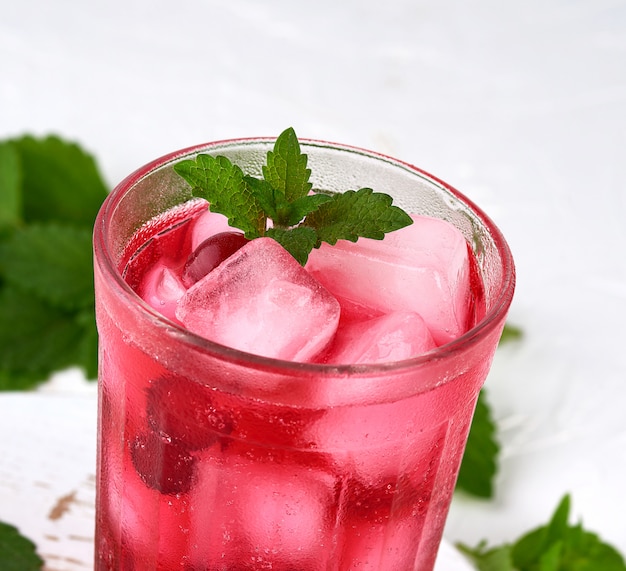 Bebida refrescante de verano con bayas de arándanos