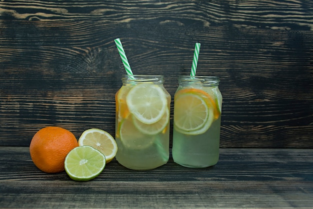 Bebida refrescante de verano de cítricos