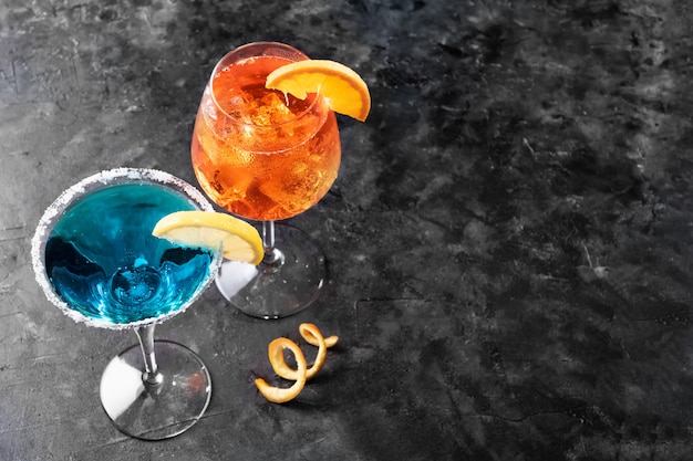 Bebida refrescante de verano cóctel Blue Lagoon y aperol spritz