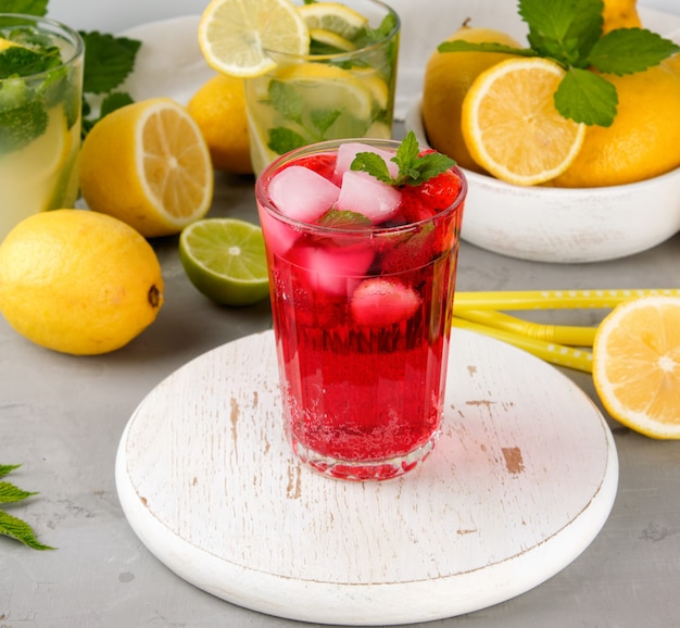 Bebida refrescante de verano de fresas