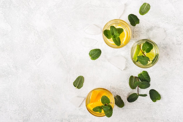 Bebida refrescante de verano con hielo y menta.