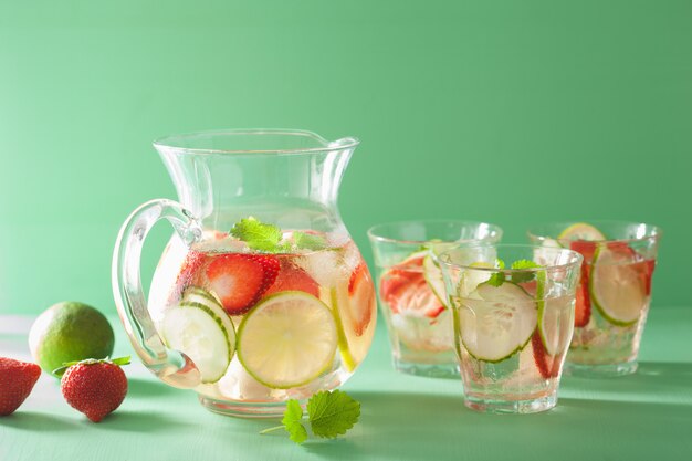 Bebida refrescante de verano con lima de fresa y pepino en frasco y vasos