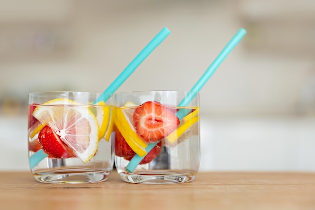 Bebida refrescante de verano con limón y fresa.