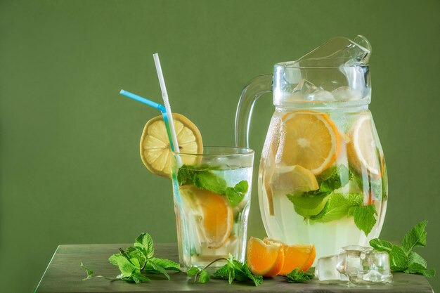 Bebida refrescante de verano con limón y hielo en un decantador