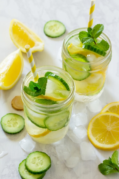 Bebida refrescante de verano con pepino y limón