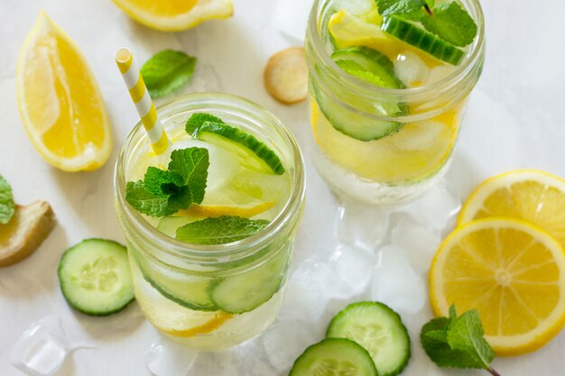 Bebida refrescante de verano con pepino y limón