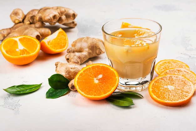 Bebida de refuerzo inmunológico. Jugo de naranja y jengibre casero