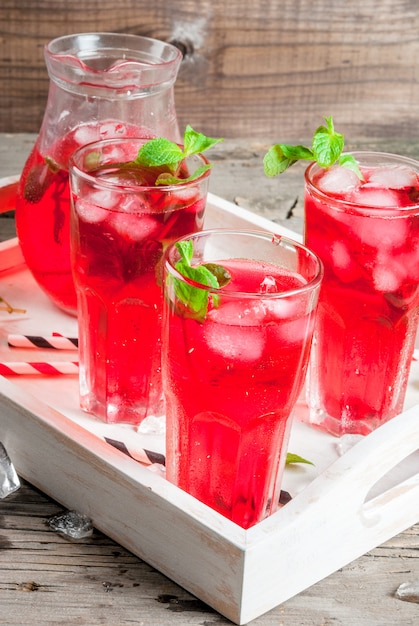 Bebida roja helada de verano - té o jugo