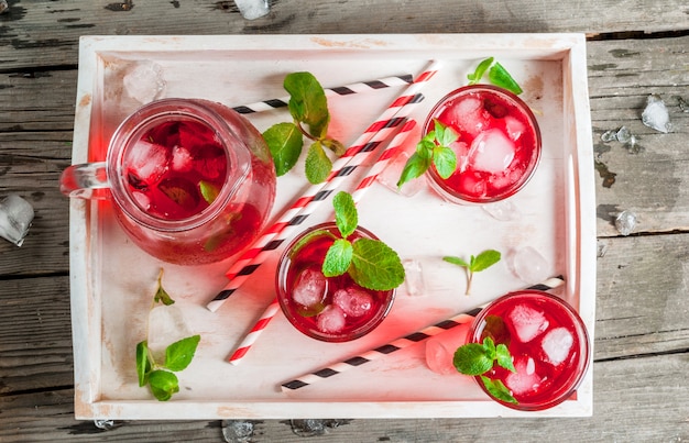 Bebida roja helada de verano - té o jugo