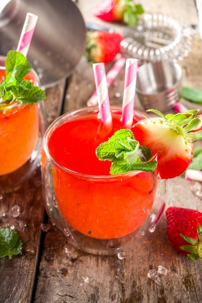 Bebida roja de verano con hielo