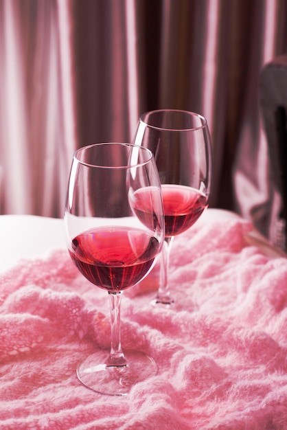 Bebida romântica para vinho de casal em copos