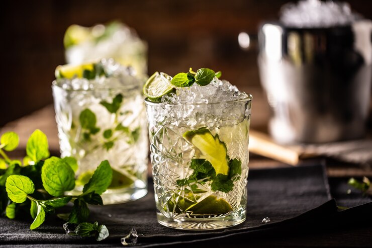 Bebida de ron largo mojito o mojito virgen con menta fresca, jugo de lima, azúcar de caña y refresco.