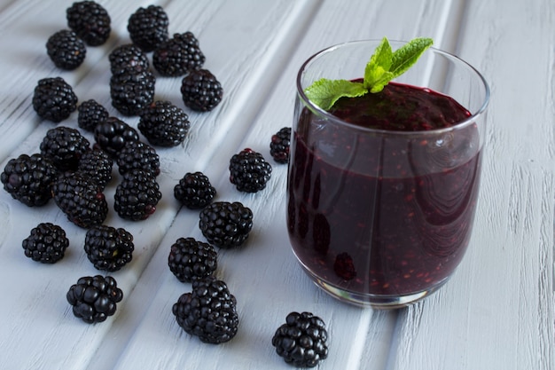 Bebida saludable Batidos con moras en el fondo de madera gris