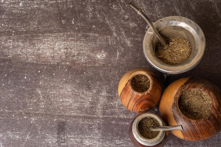Bebida saludable con infusión de té clásico Yerba Mate en una calabaza con bombilla y calabazas de yerba sobre una luz