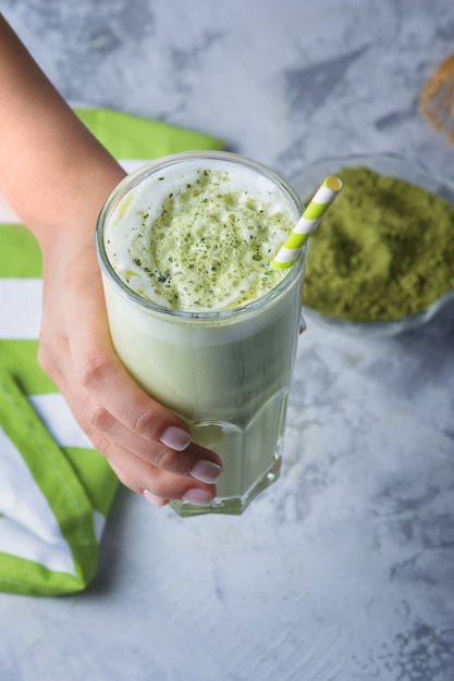 Una bebida saludable con leche de soja. Latte hecho del primer del partido del té verde. Producto vegetariano