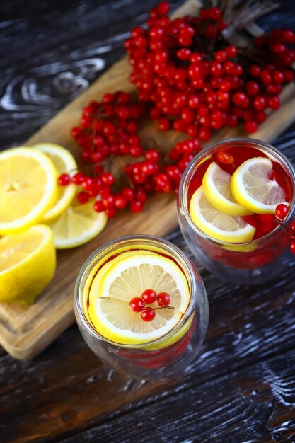 Bebida saludable con viburnum y limón Bebida para aumentar la inmunidad Bebida antiviral